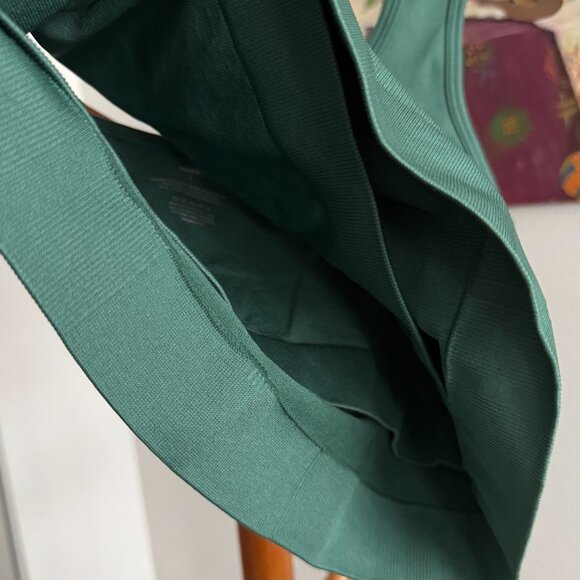 Knix - Good to Go Seamless Crop Tank in Peppermint (green) - Picture 5 of 7